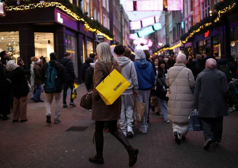 ２０２５年１２月、英ロンドンの買い物客。REUTERS/Isabel Infantes