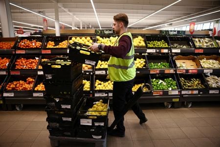 　６月１８日、英国立統計局（ＯＮＳ）が発表した５月の消費者物価指数（ＣＰＩ）は前年比３．４％上昇し、ロイターがまとめた予想と一致した。写真は２０２２年６月、ロンドン西部リッチモンドにあるスーパーマーケットで撮影（２０２５年　ロイター／Henry Nicholls）