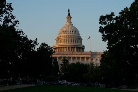 米上院は３日、共和党主導のつなぎ予算案の採決を実施したものの、賛成５４反対４４で、可決に必要な６０票には届かなかった。ワシントンの連邦議会議事堂で６月撮影（２０２５年　ロイター/Elizabeth Frantz）