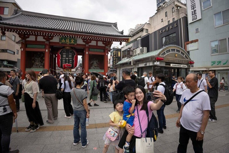 日本では外国人観光客の数も鰻登り（2024年、東京・浅草）　SOPA Images