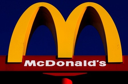 　２月１５日、米マクドナルドはカロリーを低減し、子ども向けに健康志向を強めた食事を提供する新たなグローバル計画の一環として、米国の「ハッピーミール」メニューからチーズバーガーをなくすほか、「マイティーミール」の一部でフライドポテトの量を減らす。ベルギーのブリュッセル近郊で１４日　撮影（２０１８年　ロイター/Yves Herman）