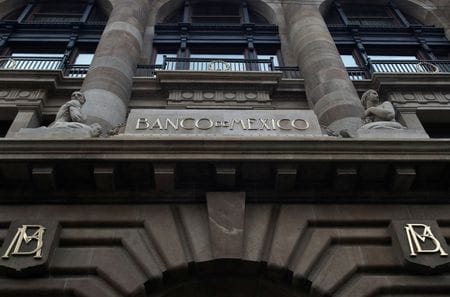 メキシコ中央銀行は２９日発表した四半期報告書で、２０２５年の国内総生産（ＧＤＰ）予想を従来の前年比０．１％増から０．６％増へ、２６年予測も０．９％増から１．１％増へそれぞれ上方修正した。写真は２０２４年４月、メキシコ市で撮影（２０２５年　ロイター/Henry Romero）