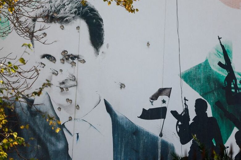 シリアのアサド前大統領の肖像が描かれた看板。銃弾の跡が残っている。ダマスカスで２０２４年１２月撮影。 REUTERS/Ammar Awad