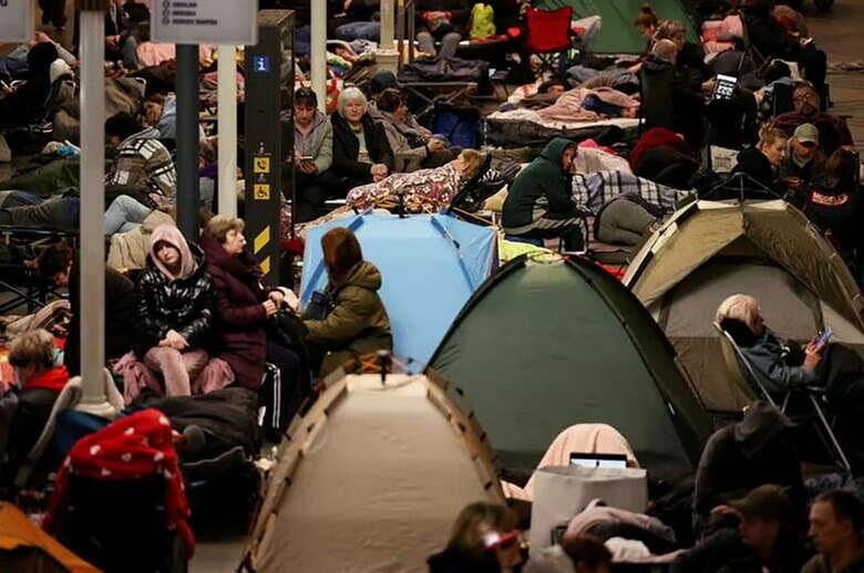 写真はロシアによる攻撃を受け、キーウの地下鉄駅に避難する人々。6月2日撮影　REUTERS/Alina Smutko