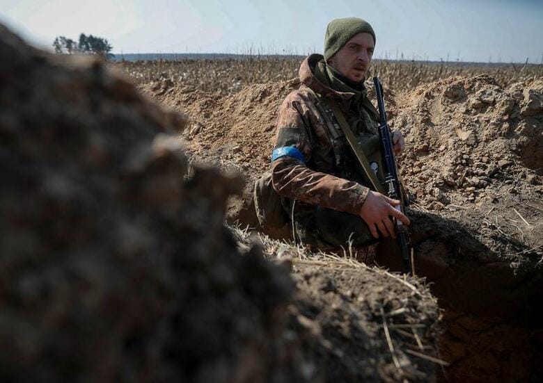 ウクライナ軍が首都キエフ郊外の町奪還に向け攻勢を強める中、ロシアは25日、親ロシア派が実効支配するウクライナ東部ドンバス地域に集中すると表明し、ウクライナでの野心的な計画の縮小を示唆した。ウクライナで撮影（2022年　ロイター/Gleb Garanich）