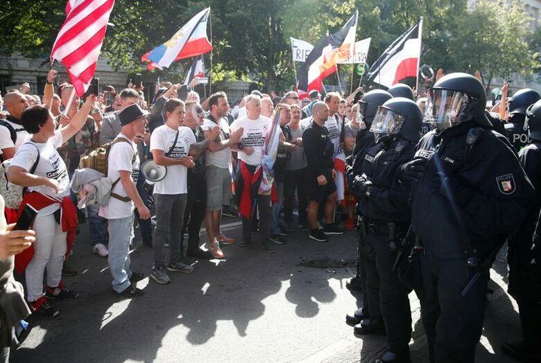 ドイツの首都ベルリンで新型コロナウイルスの行動規制などに抗議する複数の抗議デモが行われ、約３万８０００人が参加した。写真は８月２９日、ベルリンで撮影（２０２０年　ロイター/Axel Schmidt）