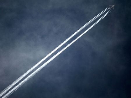 　１０月１１日、大企業が、出張に伴って発生する二酸化炭素排出量を大幅に削減する方法を模索する中で、航空各社はドル箱であるビジネスクラス利用が大打撃を受けるのではないかと身構えている――。写真はイエメン・サヌア上空を飛ぶ飛行機。２０１１年１月撮影（２０２１年　ロイター/Khaled Abdullah）