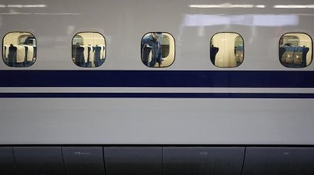 　１０月２０日、ＪＲ東日本は、神戸製鋼所によるデータ不正が行われたアルミ製品を使用した新幹線車両の台車部品について、定期検査の際に順次、交換して行く方針を明らかにした。写真は新幹線、２０１３年１２月撮影（２０１７年　ロイター／Yuya Shino）