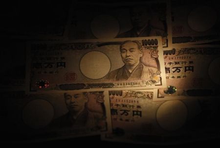 　５月１２日、政府の経済財政諮問会議で、財政健全化に向けた新目標が提示されることが明らかになった。写真は１万円札。都内で２０１３年２月撮影（２０１５年　ロイター／Shohei Miyano）