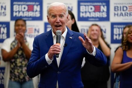 　８日、米与党民主党は、大統領選の激戦州ウィスコンシン州のミルウォーキーで来週開催される野党共和党の党大会を前に、当地のバスにバイデン大統領の選挙広告を展開している。フィラデルフィアで７日撮影（２０２４年　ロイター/Nathan Howard）