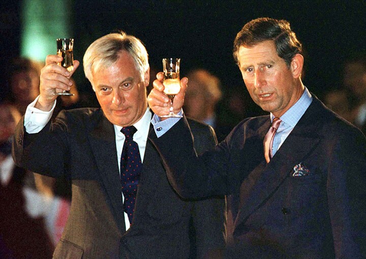 パッテン香港総督(左）とチャールズ皇太子。1997年6月28日、返還を控えた香港で　REUTERS