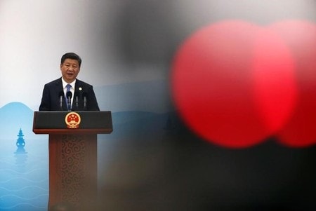 　９月３０日、中国指導者として再任されるかが決まる共産党大会まであと１年、習近平国家主席（写真）はライバル派閥の力を削ぐための策略をめぐらせる一方、自身の派閥メンバーを国内の最高指導部に送り込もうとしている。写真は５日、杭州Ｇ２０サミットで語る同主席（２０１６年　ロイター/Damir Sagolj）
