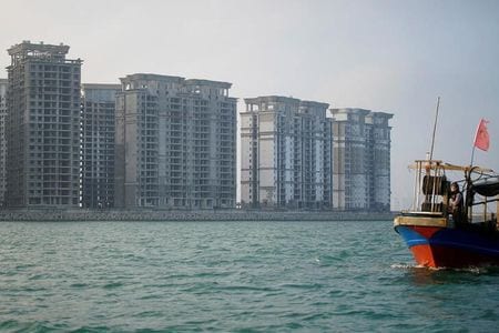 　中国の銀行は、マンションが完成しないことに抗議してローン返済停止をちらつかせる住宅購入者が増加する中、住宅ローン事業の資産の質が悪化しそうだ。写真は海南省ダン州で建設中の建物。１月撮影（２０２２年　ロイター／Aly Song）