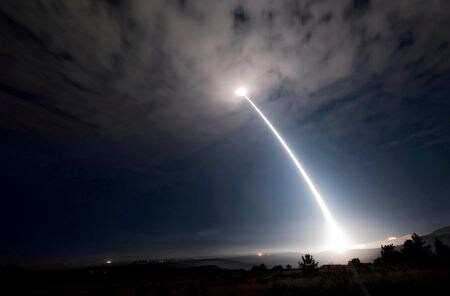 米軍は、ロシアとの核の緊張をエスカレートさせないよう、核弾頭搭載可能な大陸間弾道ミサイル（ＩＣＢＭ）「ミニットマン３」の発射実験を中止した。写真は２０１７年の発射実験。提供写真（２０２２年　ロイター/U.S. Air Force/Senior Airman Ian Dudley/Handout via REUTERS）