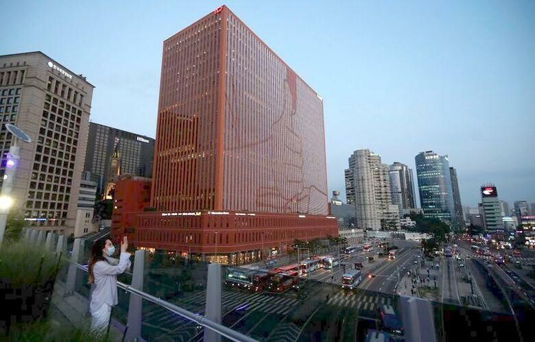 経済協力開発機構(OECD)は、韓国経済に関する報告書を公表した。写真はソウルで7月撮影(2020年　ロイター/Kim Hong-Ji)