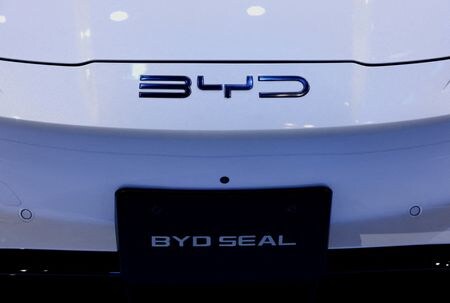 中国の電気自動車（ＥＶ）大手、比亜迪（ＢＹＤ）は２９日、２０２３年通期決算の純利益が前期比で最大約８６．５％増えたとの見込みを発表した。２０２３年１０月撮影（２０２４年　ロイター/Issei Kato/File Photo）