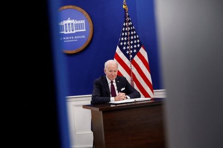 ２０日、米バイデン政権が看板政策に掲げる１兆７０００億ドル規模の気候変動・社会保障関連歳出法案「ビルド・バック・ベター（よりよき再建）」について、民主党の下院議員の一部はＳＡＬＴと呼ばれる州・地方税控除制度の拡大が盛り込まれなければ支持しない立場を示した。写真はホワイトハウスで２０日撮影（２０２２年　ロイター／ Jonathan Ernst）