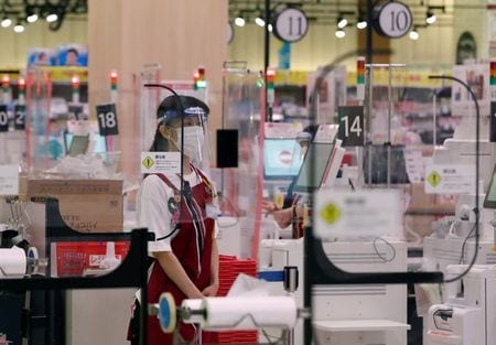 イオンは１３日、プライベートブランド「トップバリュ」の食料品のうち、小麦粉やマヨネーズ、レギュラーコーヒーなどの価格を年内は凍結すると発表した。写真は千葉県内の店舗、２０２０年５月撮影（２０２１年　ロイター／Kim Kyung-Hoon）