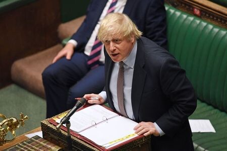 　６月８日、ジョンソン英首相（写真）は中国の影響力に対する懸念が強まる中、国家安全保障にリスクとなる外国からの買収を阻止する厳格な法案の発表準備を進めている。タイムズ紙が伝えた。写真はロンドンで３日撮影（２０２０年　ロイター）