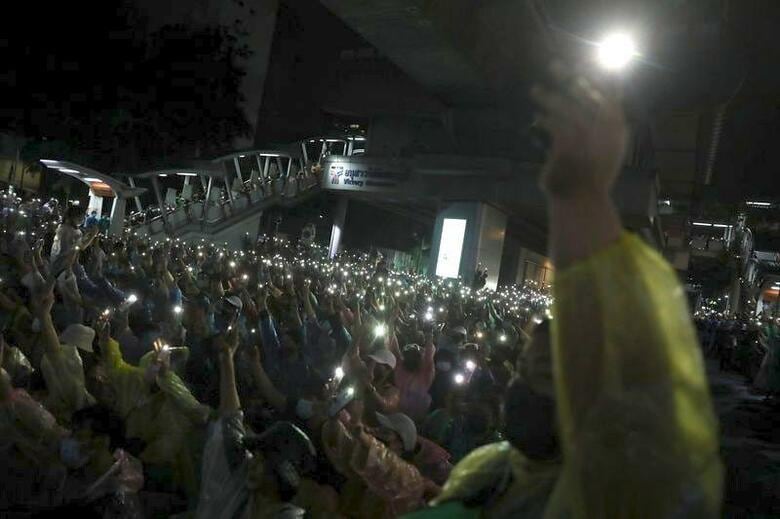 「彼らはリーダーの逮捕で、デモ隊を止められると思っている。無駄だ。今ではわれわれ全員がリーダーだ」──。プラさん（２４）は、タイの首都・バンコクの戦勝記念塔前で開かれた反政府集会で、数千人の参加者を前にこう演説した。バンコクで撮影（２０２０年　ロイター/Athit Perawongmetha）