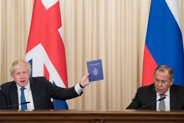 １２月２２日、ボリス・ジョンソン英外相（左）は、ロシアのラブロフ外相（右）と会談し、ロシア当局が外国の選挙に介入していることを示す「多数の証拠」があると指摘した。モスクワで会談後に共同会見する両外相。代表写真（２０１７年　ロイター）