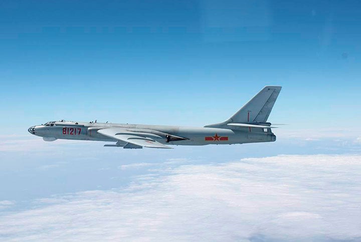 今回ハワイ島に近付いたのと同じ、中国軍のH6爆撃機（2013年10月27日撮影）　Joint Staff Office of the Defense Ministry of Japan/Reuters