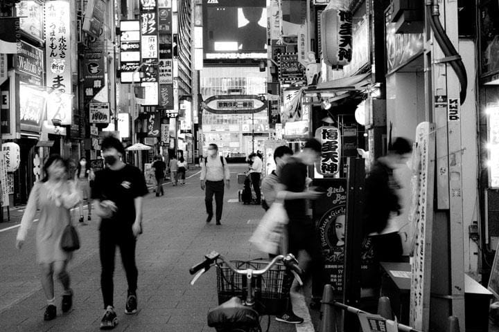 営業自粛と外出自粛要請により、日本の風景は様変わりした（5月28日、新宿）PHOTOGRAPH BY HAJIME KIMURA FOR NEWSWEEK JAPAN