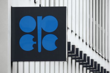 石油輸出国機構（ＯＰＥＣ）加盟国とロシアなどの非加盟国で構成する「ＯＰＥＣプラス」は１日、オンライン形式で開催した合同閣僚監視委員会（ＪＭＭＣ）で、石油生産に関する現行の政策を維持する方針を確認した。（２０２３年　ロイター／Heinz-Peter Bader）