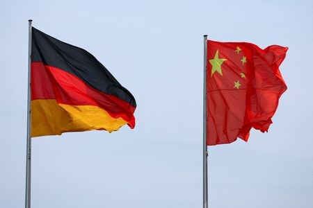 ４月２３日、ドイツ連邦検察庁は、中国の情報機関のためにスパイ活動を行ったとして、極右政党「ドイツのための選択肢（ＡｆＤ）」所属の欧州議会議員のスタッフを逮捕したと発表した。写真はドイツと中国の旗。ベルリンで２０２３年６月撮影（２０２４年　露板ー/Fabrizio Bensch）