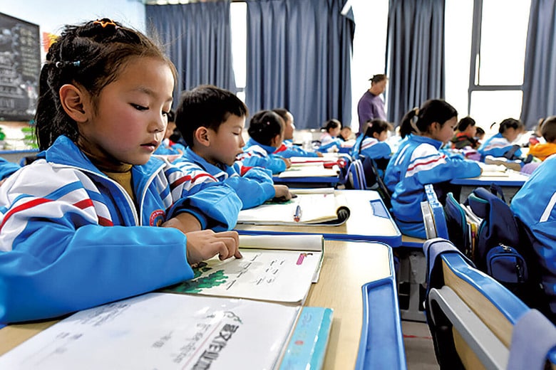 チベット自治区の首府ラサの小学校でチベット語の授業を受ける子供たち（24年3月）　LI LINｰCHINA NEWS SERVICEｰVCG/GETTY IMAGES
