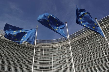 　ＥＵは、中国から輸入される平板に圧延されたアルミニウム製品について、初期段階の調査で人為的に安い価格で販売されていることが分かったとして暫定的な反ダンピング関税を設定した。写真はＥＵの旗。ブリュッセルで３月撮影（２０２１年　ロイター／Yves Herman）