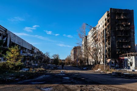 ウクライナ軍は１３日、東部の要衝アブデーフカ周辺で戦闘が続いており、ロシア軍が空爆を強化し、地上部隊を前進させようとしていると発表した。写真はドネツク州で８日撮影（２０２３年　ロイター／RFE/RL/SERHII NUZHNENKO）