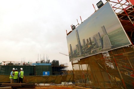 　１０月２８日、日立建機が発表した２０１９年４─９月決算（国際会計基準）は、営業利益が前年同期比１４．２％減の４３３億円だった。写真は中国の建設会社が手がけるエジプトのビル建設プロジェクト。５月２日、カイロで撮影（２０１９年　ロイター/Amr Abdallah Dalsh）