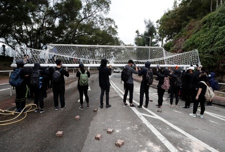 １１月１２日、香港では機動隊が大学構内で催涙ガスを噴射するなど、警官がデモ隊に実弾を発砲した前日からの混乱が続いている。写真は１１月１２日、香港中文大学で撮影（２０１９年　ロイターA/Shannon Stapleton）