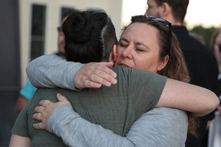 2日夜、犠牲者を追悼する集会が開かれた　Lucy Nicholson-REUTERS