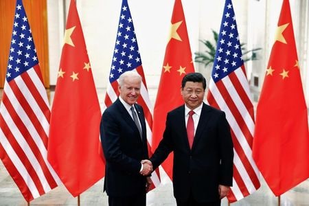 中国の習近平国家主席は２５日、米民主党のバイデン前副大統領が１１月３日の大統領選で勝利を確実にしたことに祝辞を送り、米中関係の健全かつ安定的な発展促進を期待していると述べた。２０１３年１２月代表撮影（２０２０年　ロイター）