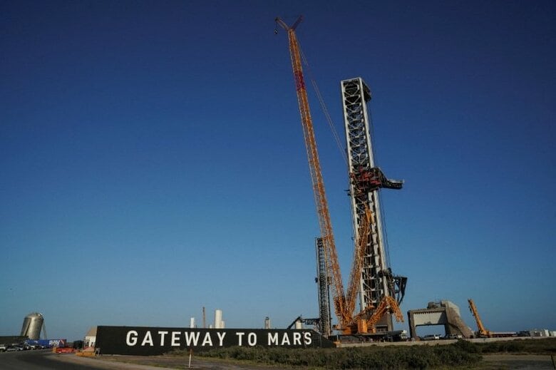 写真はスペースXの宇宙船「スターシップ」の発射台。3月25日、米テキサス州スターベースで撮影。REUTERS/Gabriel V. Cardenas