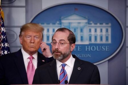 アザー米厚生長官は１１日、新型コロナウイルス対応を巡り、連邦政府は各州・地方政府に対し、一段と強力な措置を講じるよう促す計画と述べた。ホワイトハウスで２月撮影（２０２０年　ロイター/Carlos Barria）