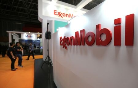 　１１月１４日、米石油大手エクソンモービルとインドネシア国有のエネルギー会社プルタミナは、２５億ドルを投じてインドネシア国内での二酸化炭素（ＣＯ２）の回収・貯留を後押しすることで合意した。写真はエクソンモービルのロゴ。リオデジャネイロで２０１８年９月撮影（２０２２年　ロイター／Sergio Moraes）