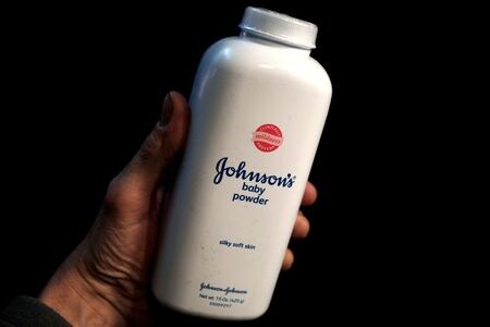　米ニューヨーク州地裁は２０日、米医薬品・日用品大手ジョンソン・エンド・ジョンソン（Ｊ＆Ｊ）に対して、ブルックリン在住の女性とその夫に１億２０００万ドルを支払うよう命じた。この女性は同社ベビーパウダーの使用によるアスベスト（石綿）被ばくでがんになったと訴えていた。写真は同社のベビーパウダー。ニューヨークで２０１６年２月撮影（２０２０年　ロイター/Mike Segar）