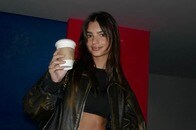 大事な部分を指で隠しただけ...エミリー・ラタコウスキーの過度な露出に「承認欲求モンスター」との批判