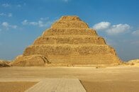 エジプトで王の「秘密の守護者」を納めた墓が発掘される…その正体は？