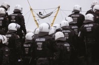 ドイツの環境活動家、ハンモックに揺られて「座り込み」──炭鉱開発に抗議