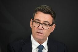 バーナム英首相、次期予算案での印紙税変更を否定
