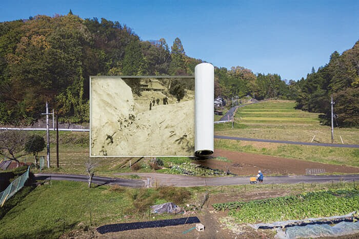 【山陰】たたら製鉄では必要な砂鉄を採取するために、山を削って水の流れで比重の軽い土砂と重い砂鉄を選鉱する「鉄穴(かんな)流し」が至る所で行われた。江戸時代には、採鉱が終わっても荒地を放棄せず、ソバやかぶを植え、牛馬の放牧を行って土づくりし、田畑として活用する持続可能な産業を構成していた。（古写真協力：宍戸俊悟氏と三沢公民館）