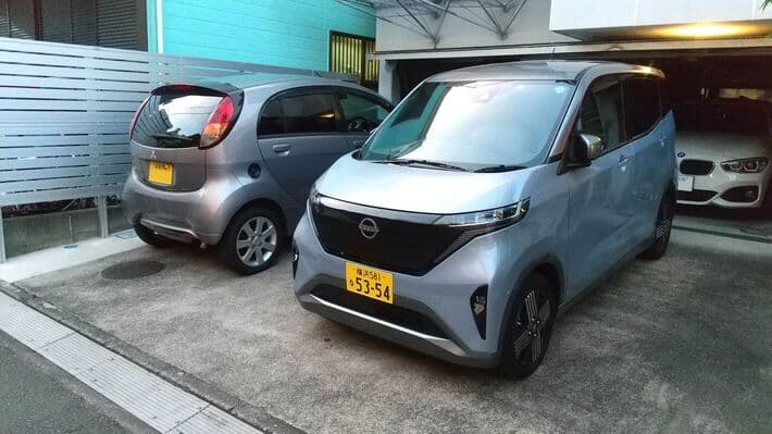車庫前の日産サクラと三菱アイ