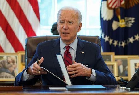 バイデン米大統領は２８日、国民の医療保険加入拡大に向けた２種類の大統領令に署名した（２０２１年　ロイター/KEVIN LAMARQUE）