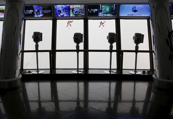 米政府は4日にも中国の報道機関少なくとも2社を新たに中国政府の「組織」と認定し、大使館や外交使節団などと同様に扱う方針であることが、複数の関係筋の話で3日明らかになった。北京の中国中央電視台施設で2015年12月撮影(2019年　ロイター/KIM KYUNG-HOON)