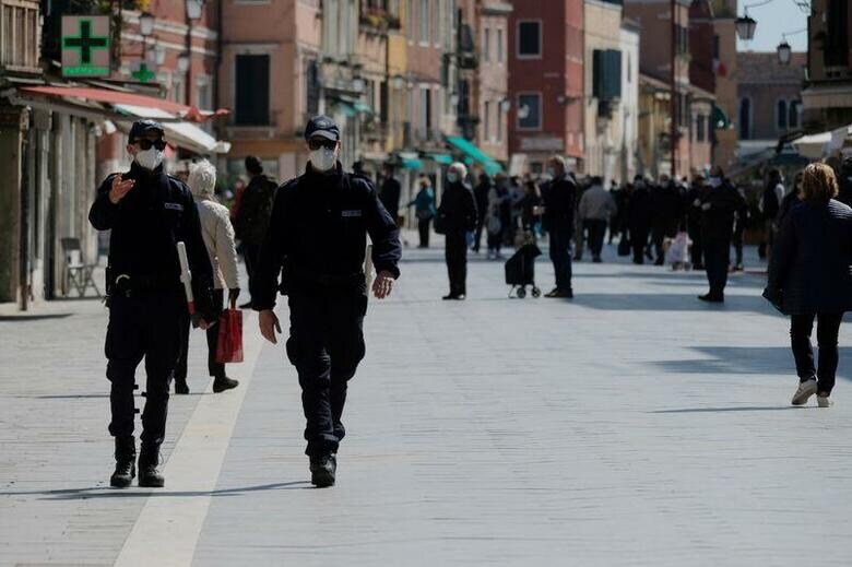 イタリアで確認された新型コロナウイルス感染症による死者は29日に323人増え、累計2万7682人となった。増加数は前日の382人から鈍化した。ベニスで22日撮影（2020年　ロイター/Manuel Silvestri）