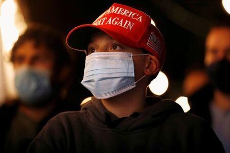 米共和党から党員の離脱が急増している。写真は２０２０年１１月、ニューヨークで大統領選の開票状況を見守る共和党支持の少年（２０２１年　ロイター/Andrew Kelly）